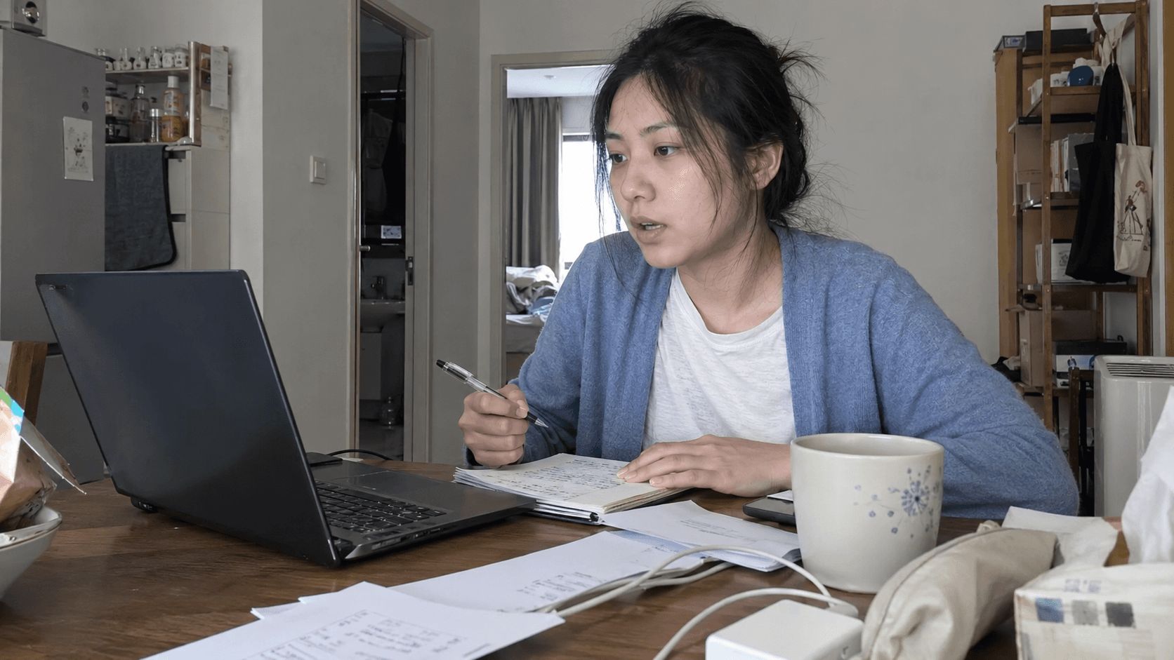 AI 生成求职场景：一位毕业生在家练习面试回答