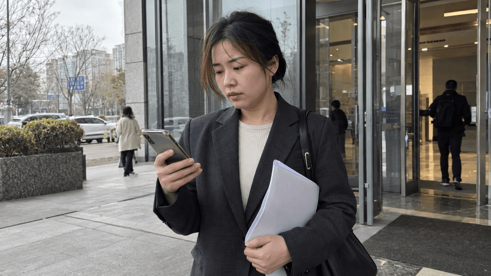 AI 生成求职场景:一位职场女性带着资料查看面试路线